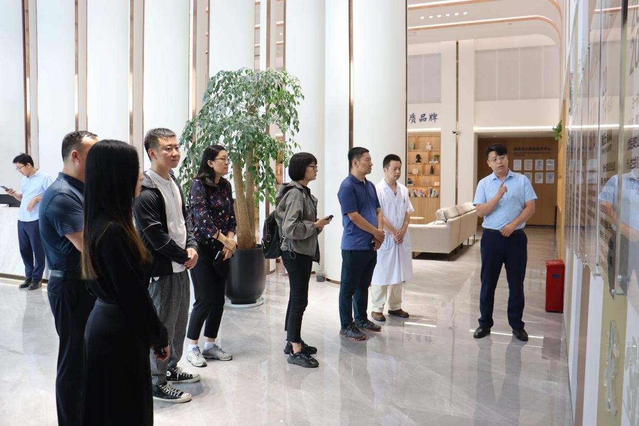 “推進(jìn)城市健康發(fā)展”　中國(guó)市長(zhǎng)協(xié)會(huì)健康城市發(fā)展專業(yè)委員會(huì)赴鄭州調(diào)研“展翼新動(dòng)”公益項(xiàng)目